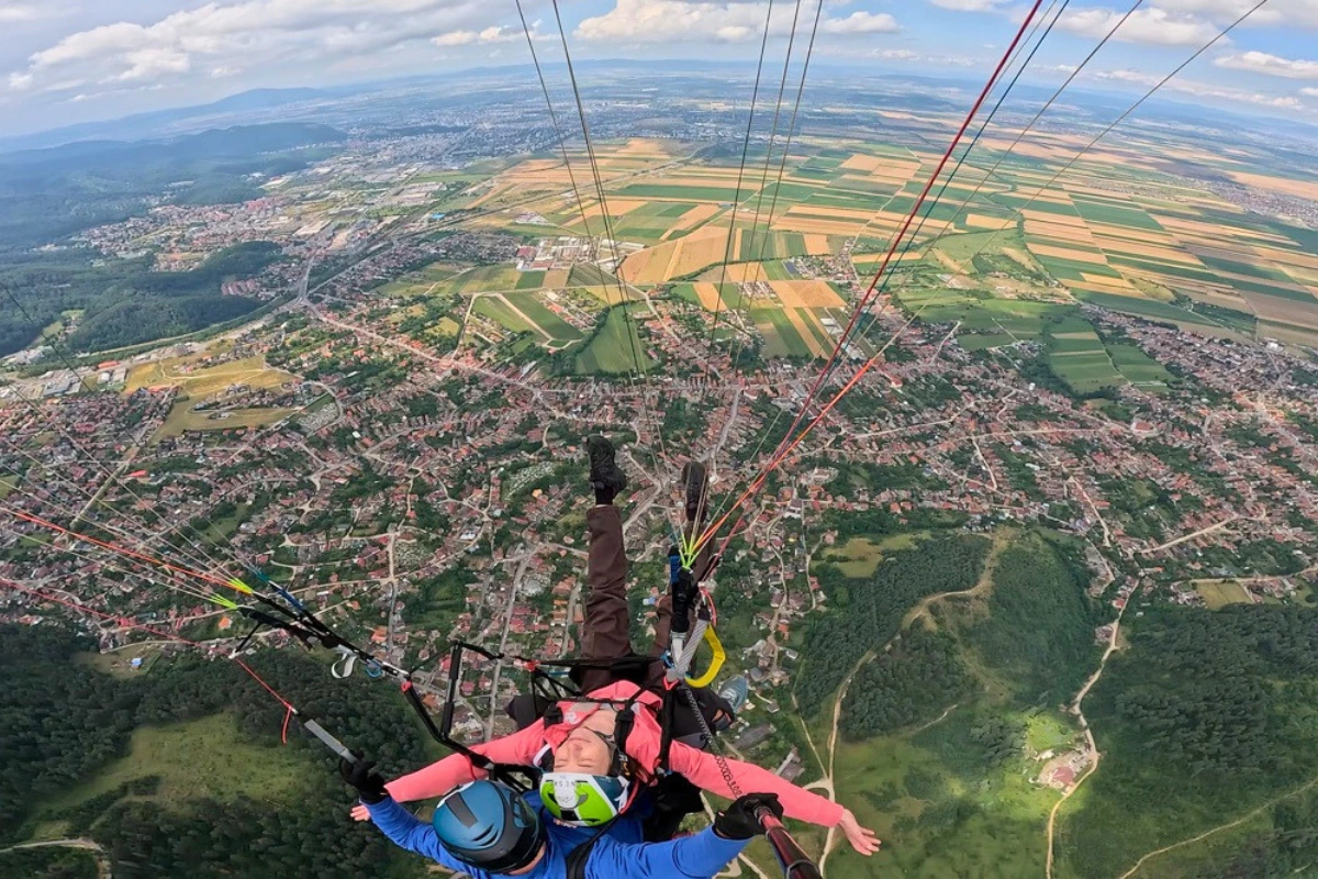 Tandem paragliding from Bunloc above Brasov