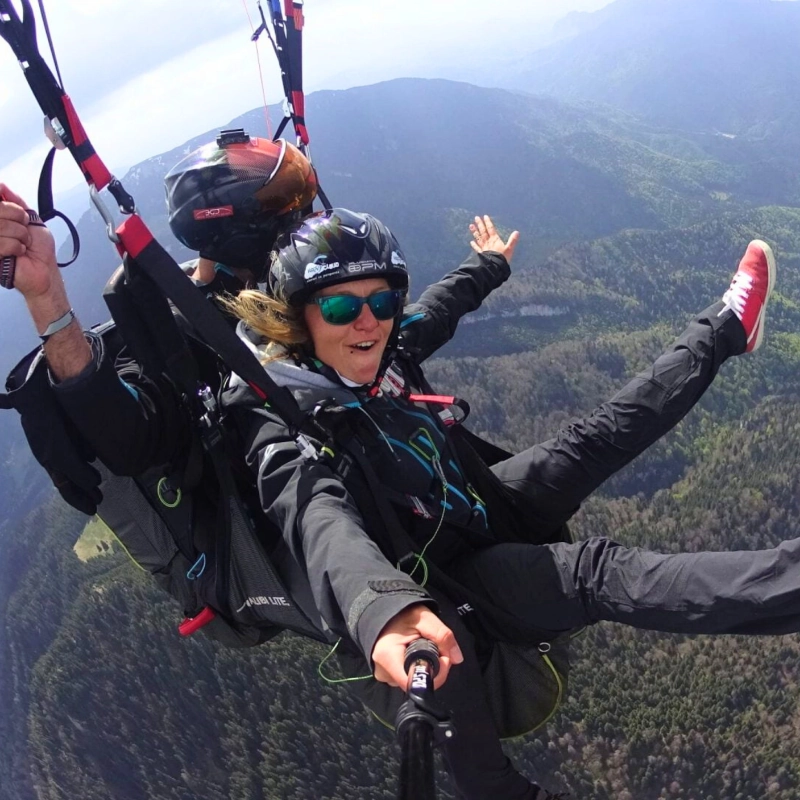 Client reaction during tandem paragliding flight over Brasov