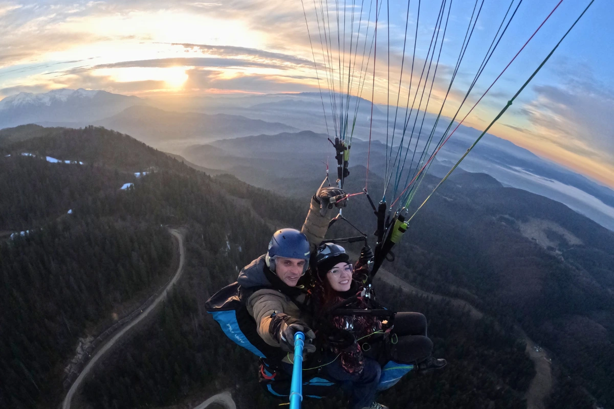 Tandem paragliding from Postavaru above Poiana Brasov